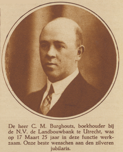 873936 Portret van C.M. Burghouts (Bilderdijkstraat 6bis) te Utrecht, die 25 jaar boekhouder is bij de N.V. De ...